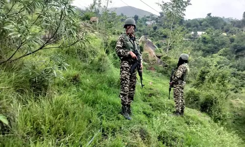 காஷ்மீரில் பயங்கரவாதிகளுடன் துப்பாக்கிச் சண்டை: 2 வீரர்கள் வீர மரணம்