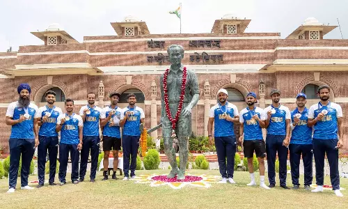 ஒலிம்பிக்கில் வெண்கலம்: தயான்சந்த்துக்கு மரியாதை செலுத்திய இந்திய ஹாக்கி வீரர்கள்