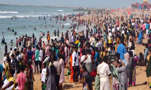 வார விடுமுறை: திருச்செந்தூரில் குவிந்த பக்தர்கள்