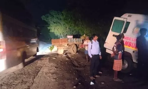 கர்ப்பிணியை ஏற்றி சென்ற ஆம்புலன்ஸ் மீது டிராக்டர் மோதி விபத்து