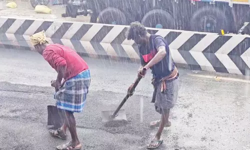 திருத்தணியில் கொட்டும் மழையிலும் தார்சாலை-வீடியோ வைரல்