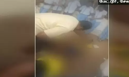 மாணவர்களை காலால் எட்டி உதைத்த ஆசிரியர் சஸ்பெண்ட்- மாவட்ட ஆட்சியர் அதிரடி