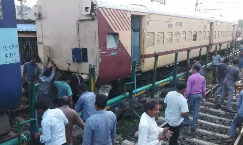 தீ விபத்து என நினைத்து ஓடும் ரெயிலில் இருந்து குதித்த பயணிகள்- உ.பி-ல் பரபரப்பு