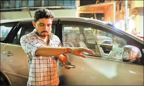 உத்தவ் தாக்கரே கார் மீது தாக்குதல்: நவநிர்மாண் சேனாவினர் கைது