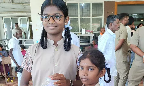 வயநாடு நிலச்சரிவால் பாதித்த மக்களுக்காக திருப்பூர் கலெக்டரிடம் நிதி வழங்கிய பள்ளி மாணவிகள்