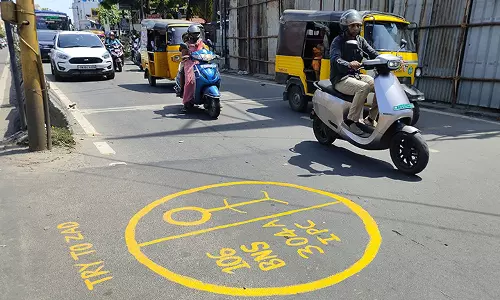 விபத்து ஏற்படும் பகுதிகளில் வரைபடம் மூலம் எச்சரிக்கை - போக்குவரத்து போலீசார் புதிய நடைமுறை