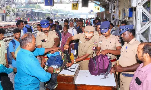 சுதந்திர தினத்தையொட்டி திருப்பூர் ரெயில் நிலையத்தில் அதிரடி சோதனை