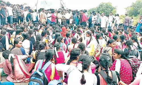 அரசு பஸ்கள் பஸ் நிறுத்தத்தில் நிற்காமல் செல்வதாக புகார்- மாணவர்கள் சாலைமறியல்