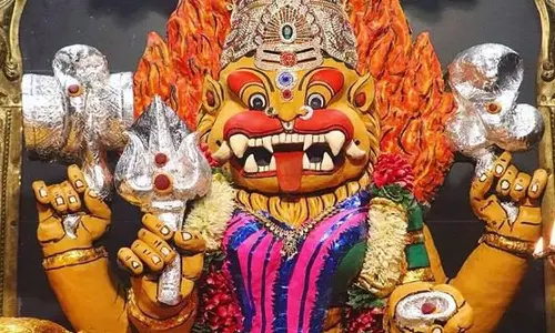 சிலிர்க்க வைக்கும் அன்னையின் பிரம்மாண்ட உருவ சிலை