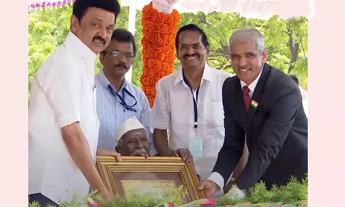 தகைசால் தமிழர் விருது: காங்கிரஸ் மூத்த தலைவர் குமரி அனந்தனுக்கு வழங்கினார் முதலமைச்சர்