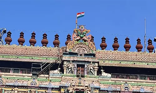 சிதம்பரம் நடராஜர் கோவில் ராஜகோபுரத்தில் ஏற்றப்பட்ட தேசிய கொடி