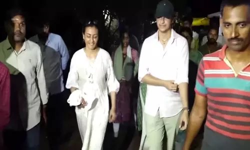 திருப்பதி மலைப்பாதையில் நடந்து சென்று நடிகர் மகேஷ்பாபு குடும்பத்துடன் சாமி தரிசனம்