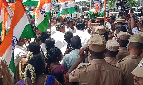 வேலூரில் பா.ஜ.க.வினர் தேசிய கொடியுடன் பைக் ஊர்வலம்: போலீசார் வாக்குவாதம்