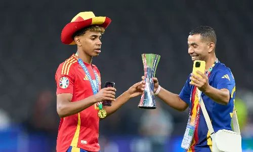 பார்சிலோனா அருகே லாமின் யமன் தந்தைக்கு கத்திக்குத்து