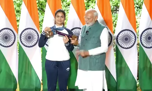 பிரதமர் மோடிக்கு பிஸ்டல், ஹாக்கி மட்டையை பரிசளித்த பதக்கம் வென்ற வீரர்கள்