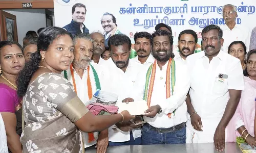 சுதந்திர தினத்தை முன்னிட்டு மாணவர்களுக்கு கல்வி ஊக்க தொகை வழங்கிய விஜய் வசந்த்