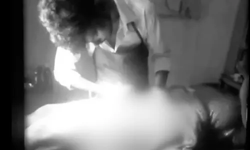 பெண்ணுக்கு அறுவை சிகிச்சை செய்த வார்டு பாய்.. வீடியோ எடுத்து  வாட்ஸ் அப் ஸ்டேட்டஸ் வைத்த கொடூரம்