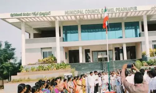 தெலுங்கானாவில் தலைகீழாக பறக்கவிடப்பட்ட தேசியக்கொடி: பா.ஜ.க. பரபரப்பு புகார்