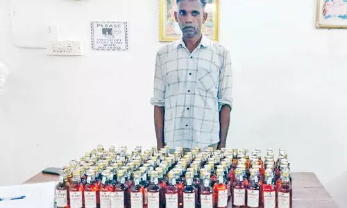 மது பாட்டில்கள் பதுக்கி விற்பனை செய்தவர் கைது