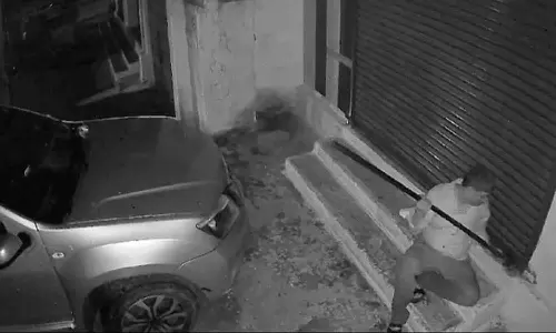 அடுத்தடுத்த கடைகளுக்குள் புகுந்து பணத்தை கொள்ளையடித்த மர்ம ஆசாமி