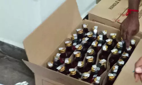 மது பாட்டில்களை பதுக்கி வைத்து விற்பனை செய்த வாலிபர் கைது