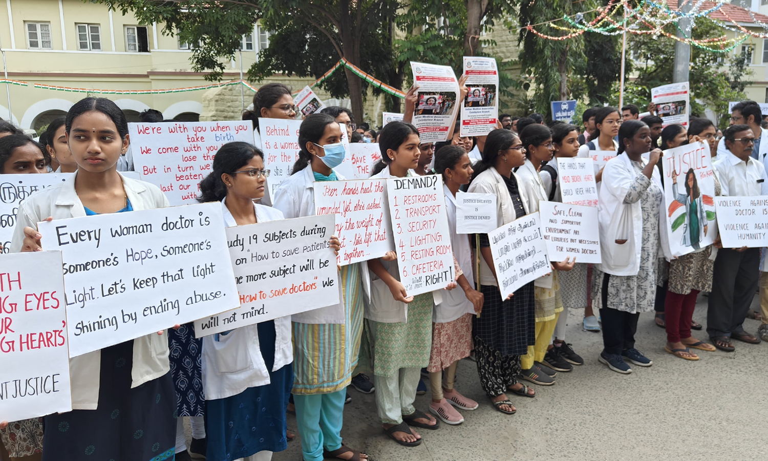 Doctors strike in hospitals in Tamil Nadu- தமிழகத்தில் உள்ள  மருத்துவமனைகளில் மருத்துவர்கள் வேலை நிறுத்தம்