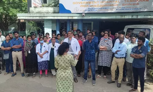 தமிழக மருத்துவமனைகளில் மருத்துவர்கள் நீதி கேட்டு போராட்டம்