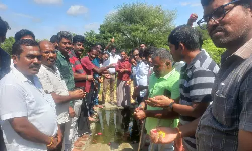 அத்திக்கடவு-அவினாசி திட்டம் தொடக்கம்: விவசாயிகள்-பொதுமக்கள் இனிப்பு வழங்கி கொண்டாட்டம்