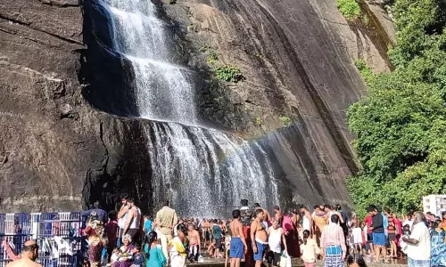 சாரல் மழை- குற்றாலம் அருவிகளில் அலைமோதிய கூட்டம்