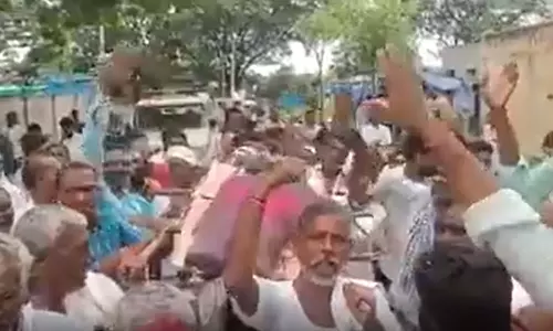 ரேவந்த் ரெட்டி உருவப்பொம்மைக்கு இறுதி ஊர்வலம் நடத்திய விவசாயிகள்: தெலுங்கானாவில் பரபரப்பு