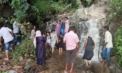 தொடர் விடுமுறையால் ஏற்காட்டில் குவிந்த சுற்றுலாப் பயணிகள்