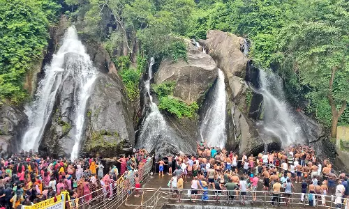 தொடர் விடுமுறை: குற்றாலத்தில் அலைமோதிய சுற்றுலாப் பயணிகள்