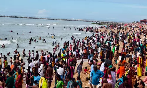 விடுமுறை நாளில் திருச்செந்தூரில் அலைமோதிய பக்தர்கள் கூட்டம்