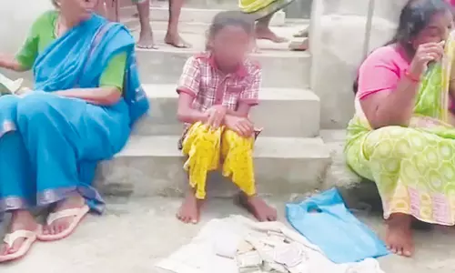 தாயின் இறுதிச் சடங்குக்காக பிச்சை எடுத்த சிறுமி: கண்கலங்க வைத்த பரிதாபம்