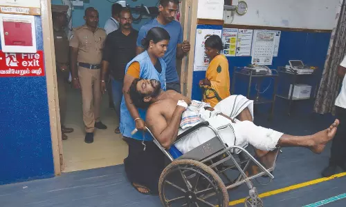 சப்-இன்ஸ்பெக்டரை அரிவாளால் வெட்டிய ரவுடியை சுட்டுப்பிடித்த போலீசார்