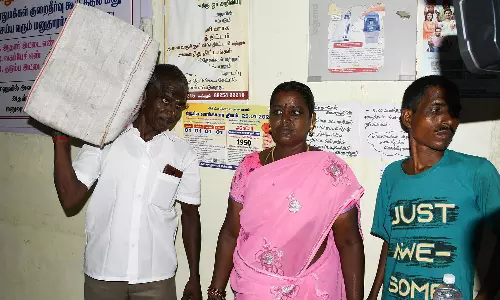 கடலூர் கலெக்டர் அலுவலகத்தில் மூட்டையாக கட்டி வந்து மனு அளித்த வார்டு உறுப்பினர்