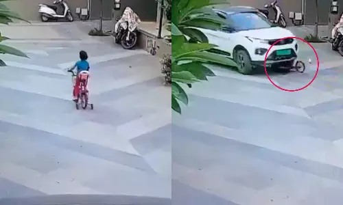 சைக்கிள் ஓட்டிய சிறுமி மீது மோதிய கார்- பதற வைக்கும் வீடியோ