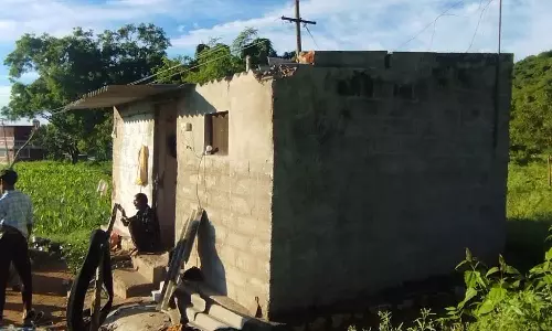 வீட்டின் மேற்கூரையை தூக்கி வீசி யானைகள் அட்டகாசம்