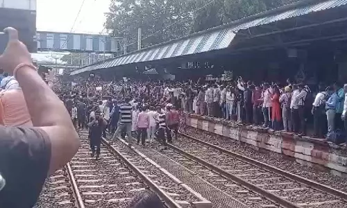 சிறுமிகள் பாலியல் வன்கொடுமை- பத்லாபூர் ஸ்டேஷனில் மக்கள் போராட்டம்