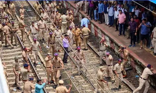 சிறுமிகள் பலாத்காரம்-கொந்தளித்த மக்கள் மீது தடியடி, இணையதளம் முடக்கம்: பத்லாபூரில் நீடிக்கும் பதற்றம்