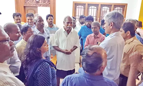 முதலமைச்சர் ரங்கசாமியை முற்றுகையிட்ட அரசு அதிகாரிகள்