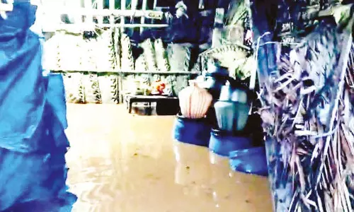 மழை- வீடுகளுக்குள் வெள்ளம் புகுந்ததால் விடிய விடிய தூங்காமல் தவித்த பொதுமக்கள்