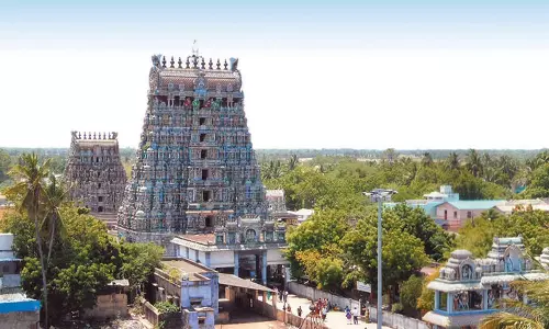 முந்நூறு வகை பொருட்களை கொண்டு திருமுழுக்காட்டு