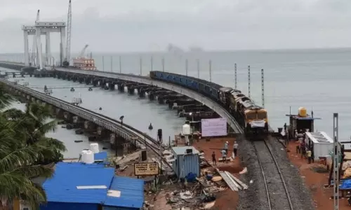 பாம்பன் புதிய ரெயில் பாலத்தில் ரெயிலை இயக்கி சோதனை ஓட்டம்