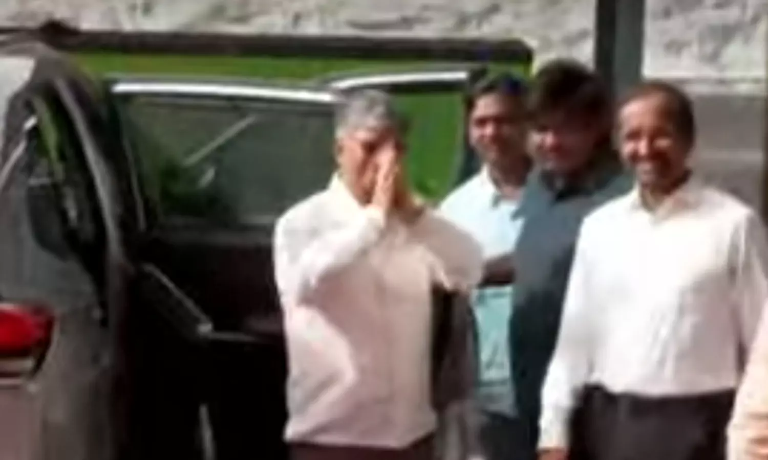 நடிகர் விஜயின் தாய் ஷோபா, தந்தை சந்திரசேகர் வருகை. ... தமிழக வெற்றிக்கழகத்தின் கொடியை ஏற்றி கொடிப்பாடலை அறிமுகப்படுத்தினார் விஜய்- லைவ் அப்டேட்ஸ்