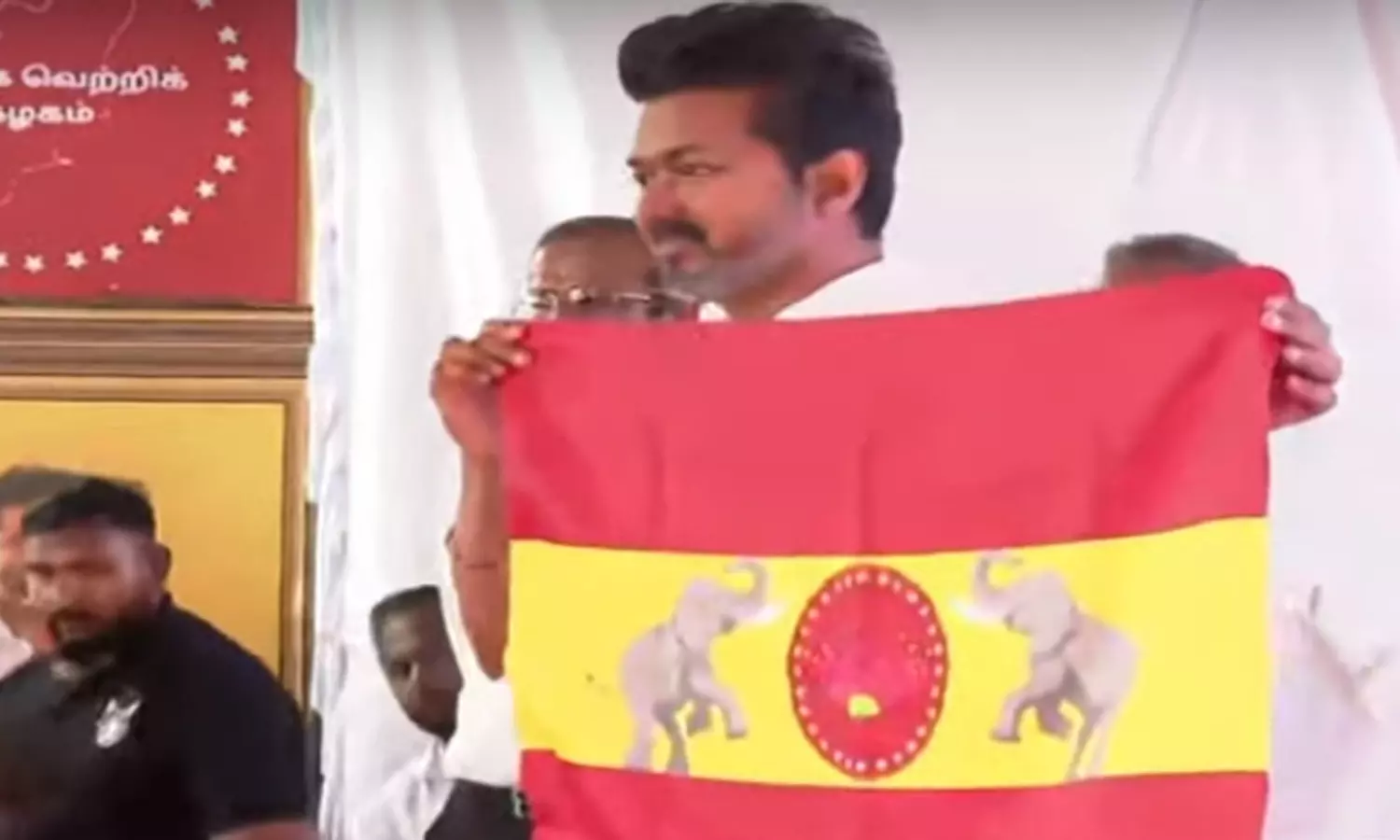 தவெக கட்சி கொடியை அறிமுகம் செய்தார் நடிகர் விஜய். ... தமிழக வெற்றிக்கழகத்தின் கொடியை ஏற்றி கொடிப்பாடலை அறிமுகப்படுத்தினார் விஜய்- லைவ் அப்டேட்ஸ்