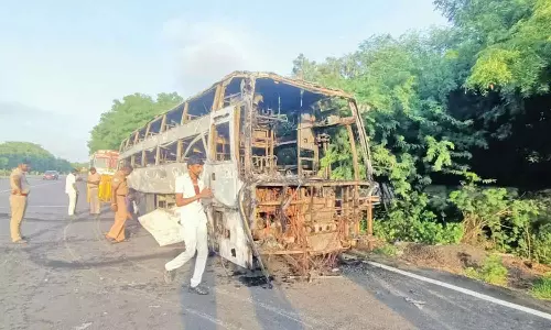தனியார் ஆம்னி பஸ் தீப்பிடித்து எரிந்தது