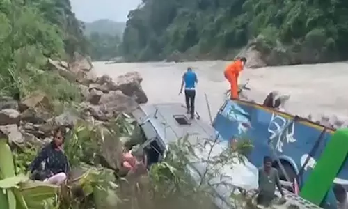 இந்தியர்களுடன் ஆற்றில் கவிழ்ந்த பஸ்- 14 பேர் உயிரிழப்பு