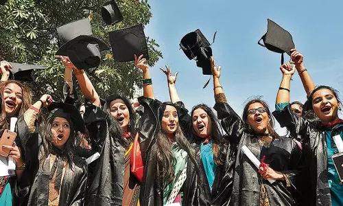 பட்டமளிப்பு விழாவில் இனி கருப்பு கோட் அணியத் தேவையில்லை- மத்திய அமைச்சகம்