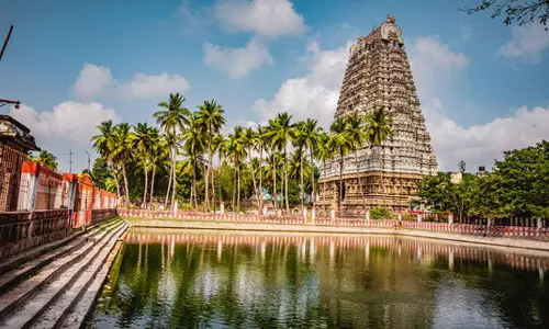 மலையைக் குடைந்து உருவாக்கிய மும்மூர்த்திகளின் உருவங்கள்